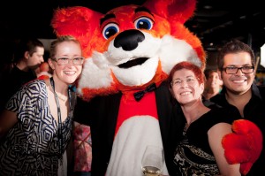 Mozilleros disfrutando del evento Firefox Flicks @BAFICI en Buenos Aires. Mary Colvig, el Firefox, Mitchell Baker, y Jesse Montano.