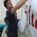 Erick amarrando la lona "Mozilla"