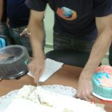Erick en la faena de picar el cake