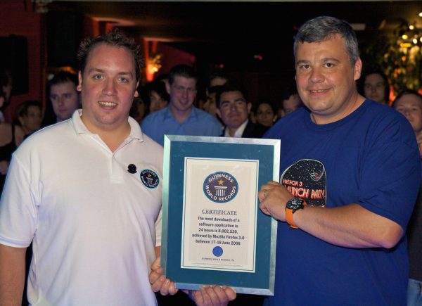 Tristan Nitot, Presidente de Mozilla Europa, recibe el certificado de Gareth Deaves, Records Manager for Internet and Technology at Guinness World Records
